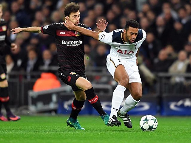 Tottenhams Mousa Dembélé (r) im Zweikampf mit Admir Mehmedi von Bayer Leverkusen. Foto: Federico Gambarini/dpa