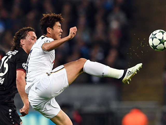 Tottenhams Heung-Min Son (r) hatte einen schweren Stand gegen seinen Ex-Club. Foto: Federico Gambarini/dpa