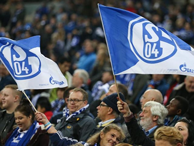 Die Schalker Fans freuten sich über den Sieg gegen FK Krasnodar. Foto: Friso Gentsch/dpa