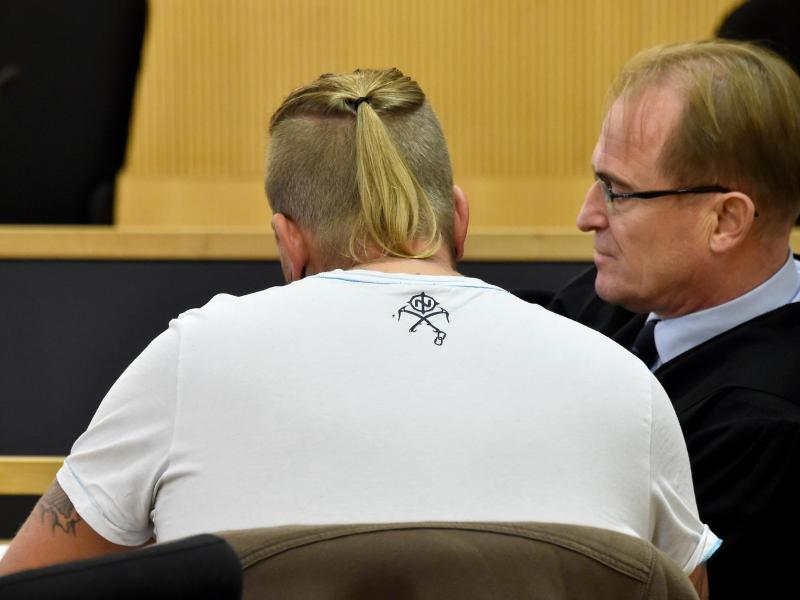 Nazi-Tattoo: Richter schickt 28-Jährigen hinter Gitter