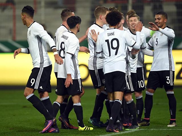 Die Deutsche U21-Mannschaft jubelt nach dem 1:0 gegen das türkische Team. Foto: Maurizio Gambarini/dpa