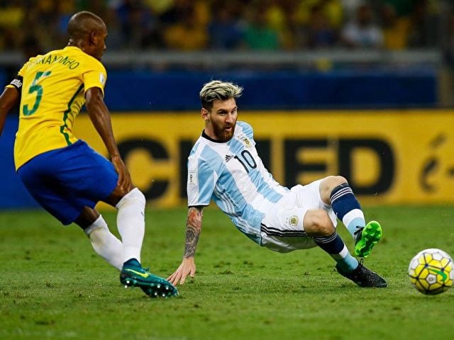 Argentiniens Star Lionel Messi (r) konnte im Spiel keine Akzente setzen. Foto: Fernando Bizerra/dpa