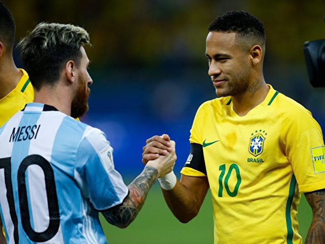 Lionel Messi (l) gratulierte Neymar zum Sieg. Foto: Fernando Bizerra/dpa