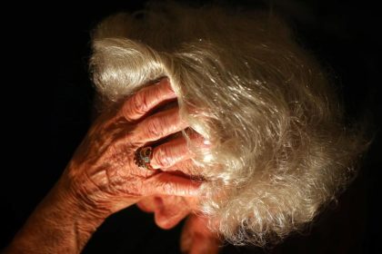 Arme und Ungebildete werden früher demenzkrank