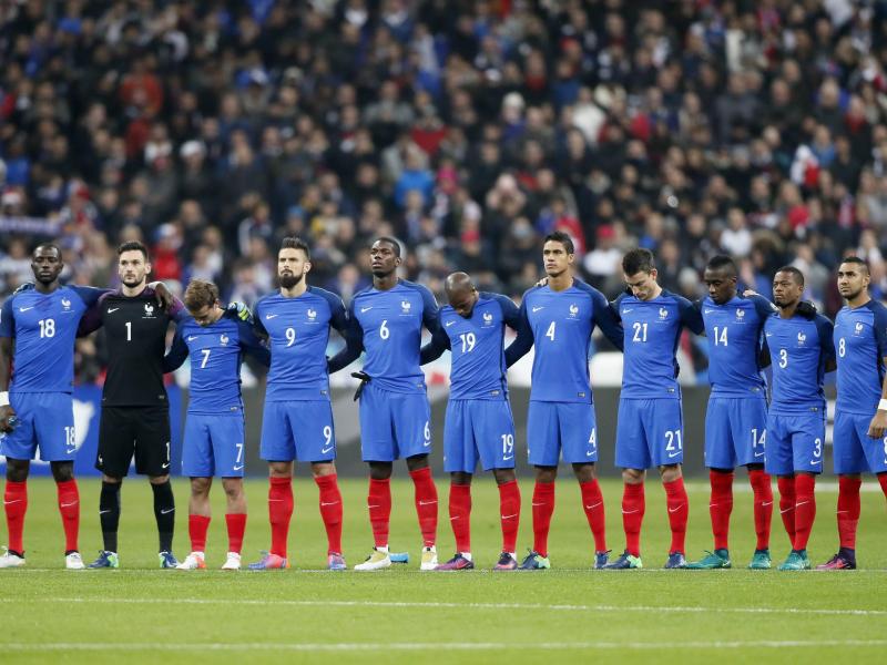 Das Spiel der Franzosen gegen Schweden beginnt mit einer Schweigeminute. Foto: Ian Langsdon/dpa