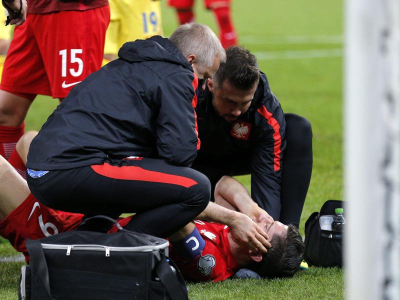 Robert Lewandowski muss nach der Böller-Attacke medizinisch behandelt werden, kann aber weiterspielen. Foto: Robert Ghement/dpa