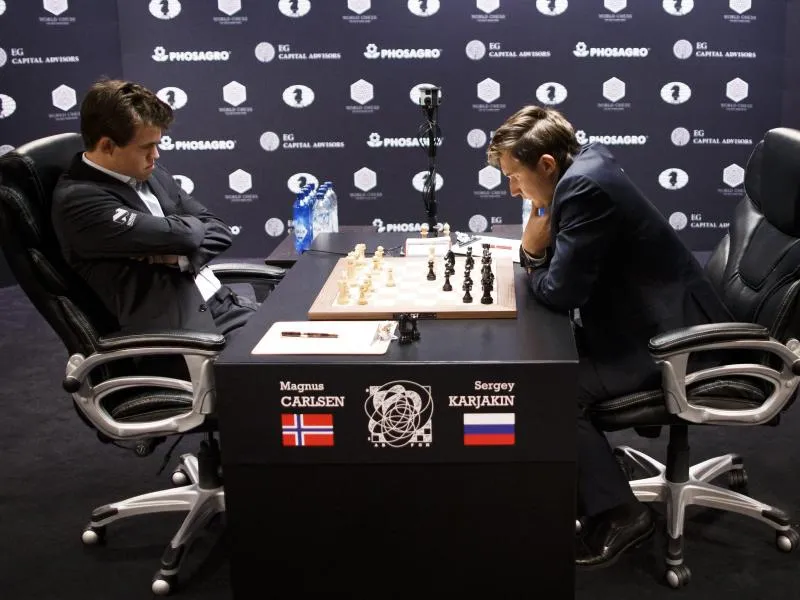 Magnus Carlsen (l) spielte die erste Partie der WM gegen Sergey Karjakin remis. Foto:&nbsp;Justin Lane/dpa