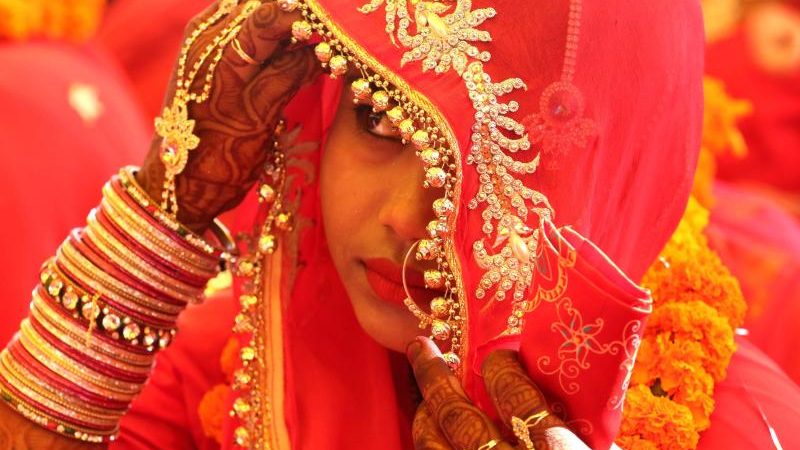 700 indische Bräute erhalten Holzschläger zum Schutz vor betrunkenen Ehemännern