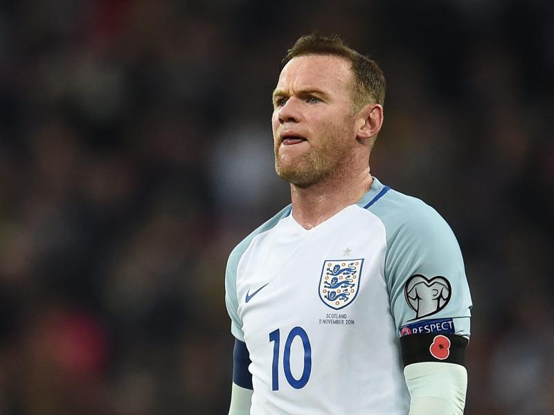 Wayne Rooney trägt wie alle Spieler der beiden Teams bei der Partie England gegen Schottland die «Poppy»-Armbinde. Foto: Andy Rain/dpa