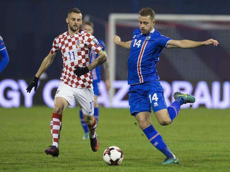 Kroatiens Marcelo Brozovic (l) schoss beide Tore beim 2:0 gegen Island. Foto: Antonio Bat/dpa