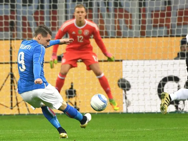 Andrea Belotti schießt auf das Tor von Bernd Leno. Foto: Daniel Dal Zennaro/dpa