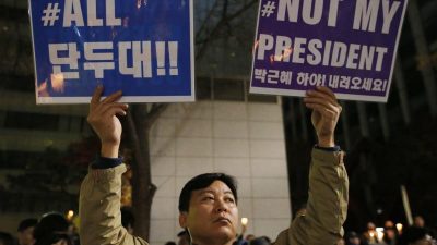 Mönch setzt sich bei Massenprotesten gegen Südkoreas Präsidentin in Brand