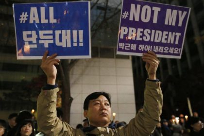 Mönch setzt sich bei Massenprotesten gegen Südkoreas Präsidentin in Brand