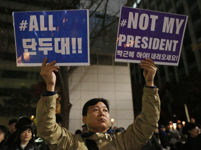 Mönch setzt sich bei Massenprotesten gegen Südkoreas Präsidentin in Brand