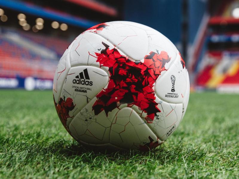 Der von adidas für den Confed Cup zur Verfügung gestellte offizielle Spielball heißt «Karasava». Foto: adidas/dpa/dpa