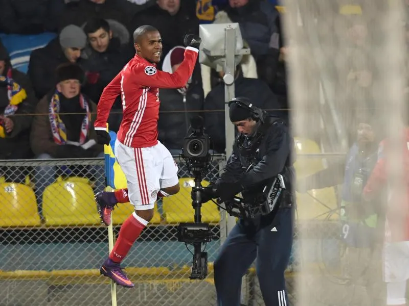 Douglas Costa jubelt über seinen Treffer zum 1:0. Foto: Peter Kneffel/dpa