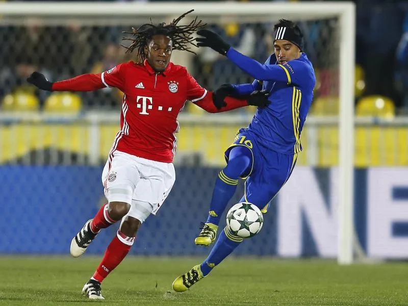 Renato Sanches (l.) im Zweikampf mit Christian Noboa. Foto: Maxim Shipenkov/dpa
