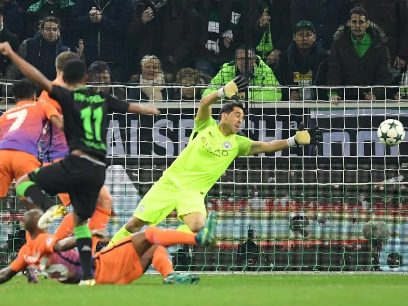 Raffael bringt Borussia Mönchengladbach mit einem Gewaltschuss in Führung. Foto: Marius Becker/dpa