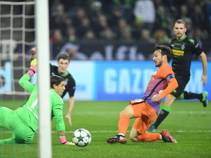 David Silva drückt den Ball nach einer scharfen Hereingabe von De Bruyne über die Linie. Foto: Marius Becker/dpa