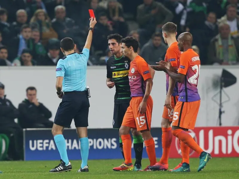 Lars Stindl (2.v.l.) fliegt mit Gelb-Rot vom Platz. Foto: Maja Hitij/dpa