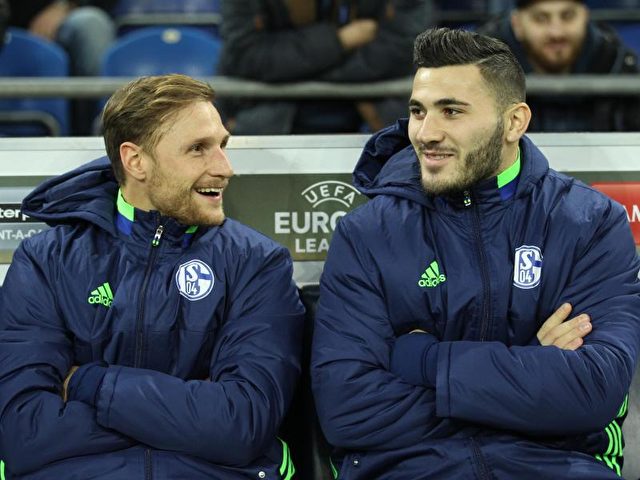 Schalke-Kapitän Benedikt Höwedes (l) und Sead Kolasinac saßen zunächst nur auf der Bank. Foto: Ina Fassbender/dpa