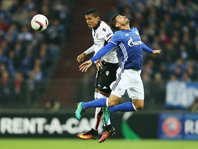 Der Schalkes Junior Caicara (r) verliert das Kopfballduell mit Dalbert Estevao. Foto: Ina Fassbender/dpa