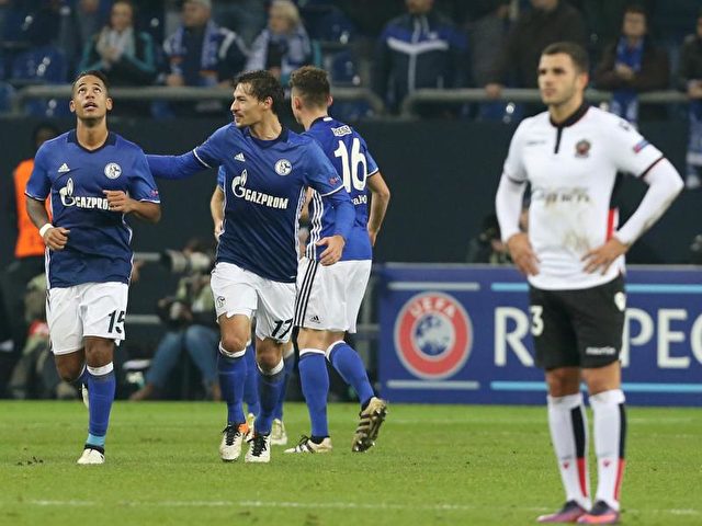 Der Schalker Dennis Aogo (l) lässt sich für seinen Treffer zum 2:0 feiern. Foto: Friso Gentsch/dpa