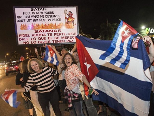 In Miami im US-Bundesstaat Florida feiern viele Exilkubaner den Tod von Castro. Foto: Giorgio Viera/dpa