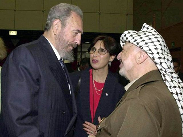 Der damalige kubanische Staatspräsident Fidel Castro unterhält sich 2001 mit dem Palästinenserführer Yassir Arafat. Foto: PPO/dpa