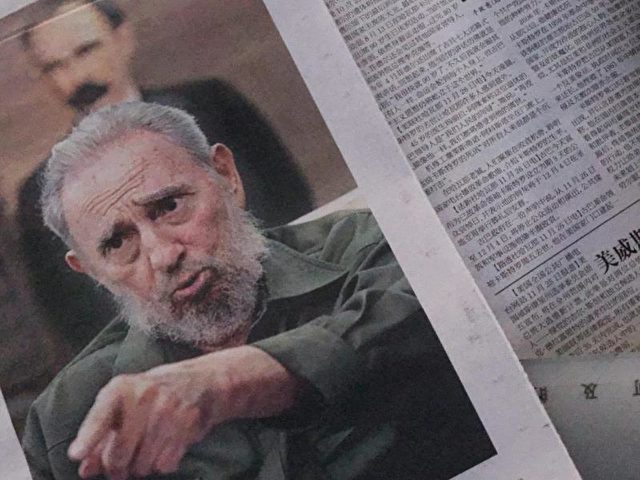 Auch die Titelseiten in China räumen dem Tod des kubanischen Ex-Präsidenten breiten Raum ein. Foto: How Hwee Young/dpa