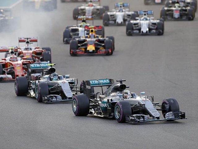 Die Topfahrer kommen sich beim Start nicht in die Quere, Lewis Hamilton biegt vor dem Deutschen in die erste Kurve ein. Foto: Valdrin Xhemaj/dpa