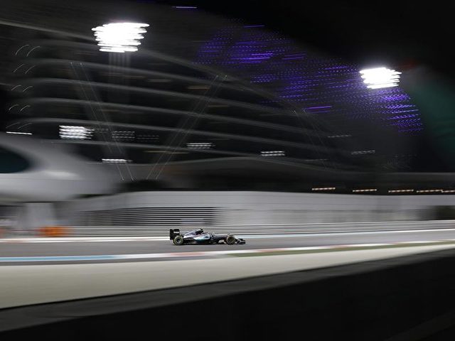 Rosberg hält sich aus einem Duell auf der Strecke heraus und verteidigt den zweiten Platz. Foto: Valdrin Xhemaj/dpa