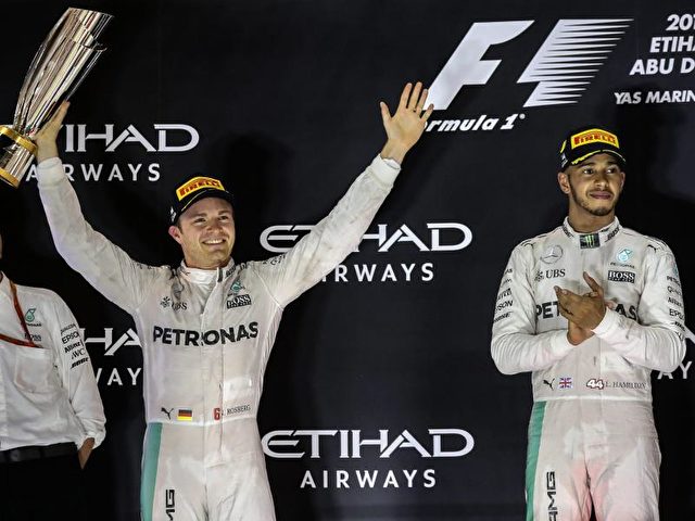 Während Rosberg sich feiern ließ, musste sich Tagessieger Lewis Hamilton (r) mit WM-Platz zwei begnügen. Foto: Srdjan Suki/dpa