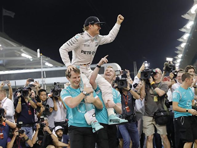 Rosberg ließ sich gebührend von seinem Team feiern. Foto: Valdrin Xhemaj/dpa