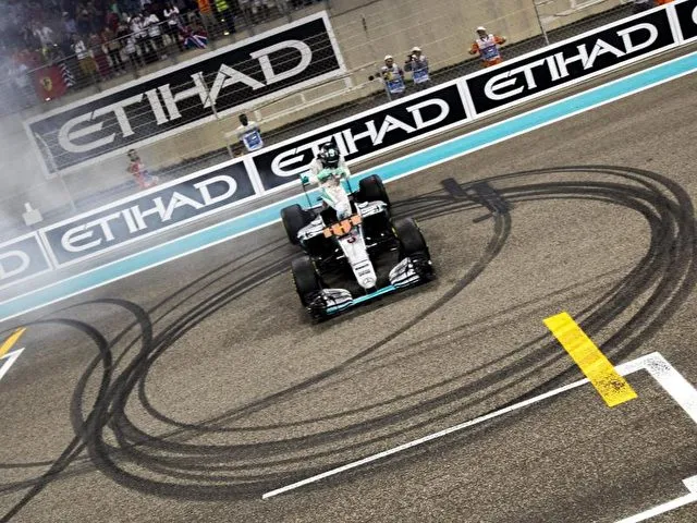 Der Mercedes-Pilot hatte seinen Sieg vorher mit mehreren «Donuts» (Kringel) gefeiert. Foto: Srdjan Suki/dpa