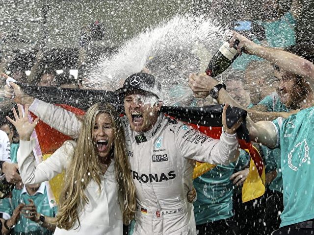 Zusammen mit seiner Frau Vivian genoss Nico Rosberg die obligatorische Champagnerdusche. Foto: Srdjan Suki/dpa