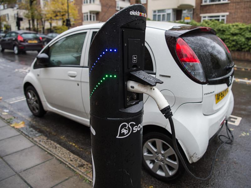 Verbraucherschützer erwarten Kostensturz bei Elektroautos