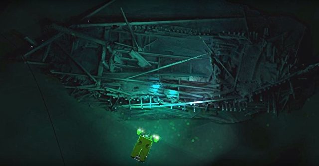 Ein byzantisches Schiffswrack das möglicherweise seit dem 9. Jahrhundert auf dem Meeresgrund liegt. Im Vordergrund ist einer der ROVs die den Boden kartografieren sollten und letztendlich die Wracks gefunden haben. Foto: Screenshot/youtube