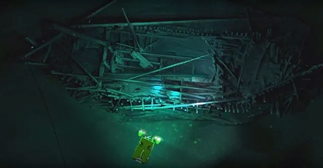 Ein byzantisches Schiffswrack das möglicherweise seit dem 9. Jahrhundert auf dem Meeresgrund liegt. Im Vordergrund ist einer der ROVs die den Boden kartografieren sollten und letztendlich die Wracks gefunden haben. Foto: Screenshot/youtube