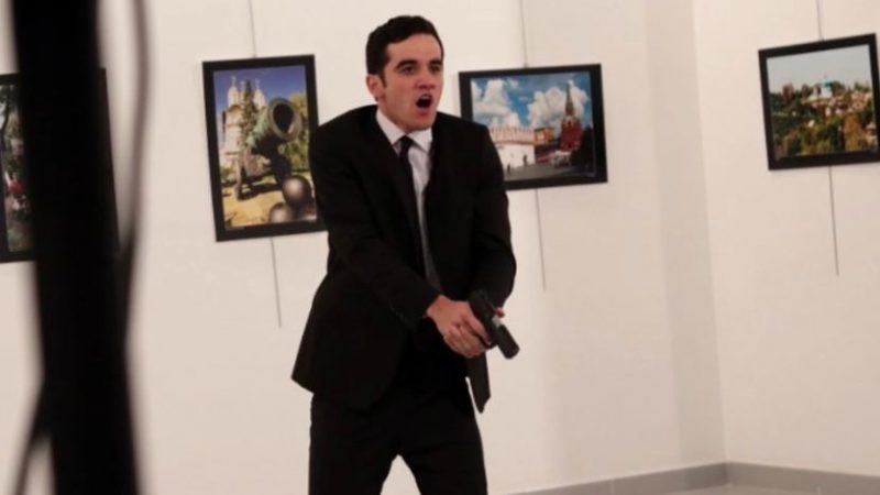 Video von Terroranschlag: Russischer Botschafter in Ankara erschossen – Täter ruft ständig „Allahu Akbar“