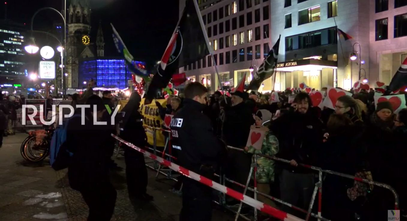 VIDEO aus Berlin: Lautstarke Proteste gegen und für aktuelle Flüchtlingspolitik