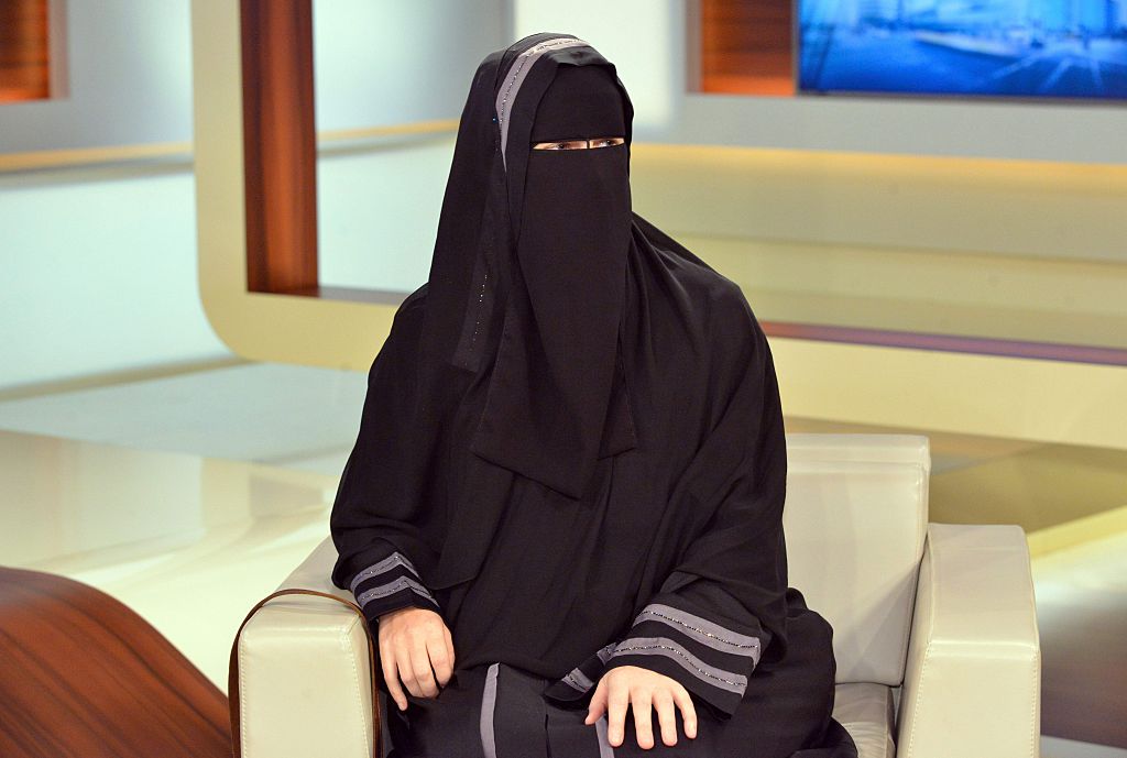 Religiöser saudiarabischer Würdenträger stellt Abaja-Pflicht für Frauen in Frage