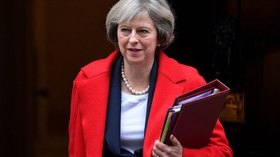 May kritisiert Trumps Einreise-Bann als „spalterisch“ und „falsch“