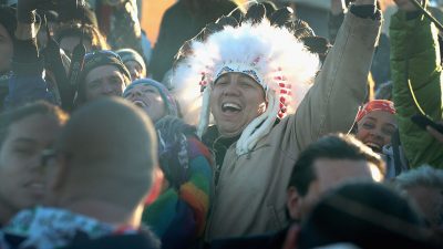 Überraschender Sieg für Ureinwohner und Umweltschützer: US-Behörden stoppen Bau von Öl-Pipeline in North Dakota