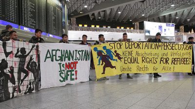 Pro Asyl: Flugzeug mit rund 50 abzuschiebenden Afghanen in Frankfurt gestartet