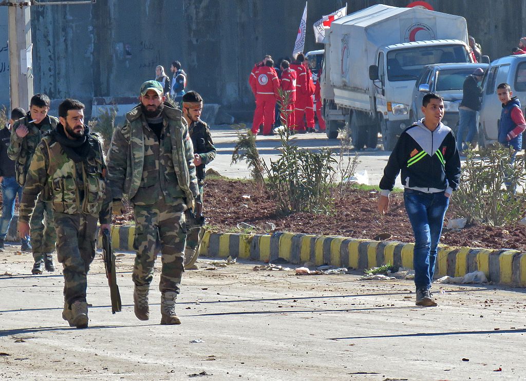 Syrische Regierung evakuiert die Menschen aus den Rebellengebieten in Aleppo – Rettungskräfte im Einsatz