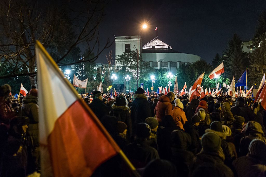 Polen kämpft für Demokratie: Hunderte Demonstranten blockieren alle Ausgänge des polnischen Parlaments