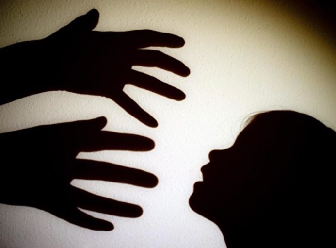 Französischer Lehrer soll 30 kleine Mädchen vergewaltigt oder missbraucht haben