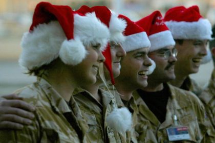 Not macht erfinderisch: Weihnachtsmann mit Vorschlaghammer und Handschellen