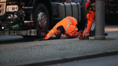 Berliner Terror-Lkw zur Spurensicherung abgeholt